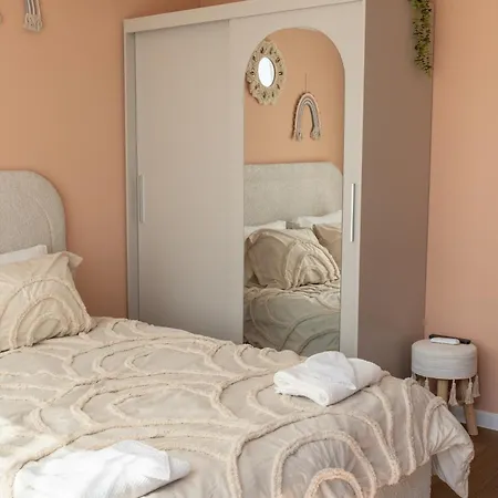 Stylish Two-room With A Sea View Warna